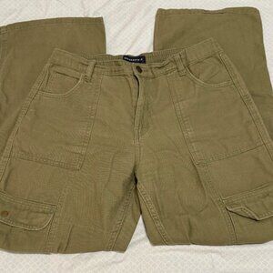 Stylish Aeropostale Utility Cargos in Army Green